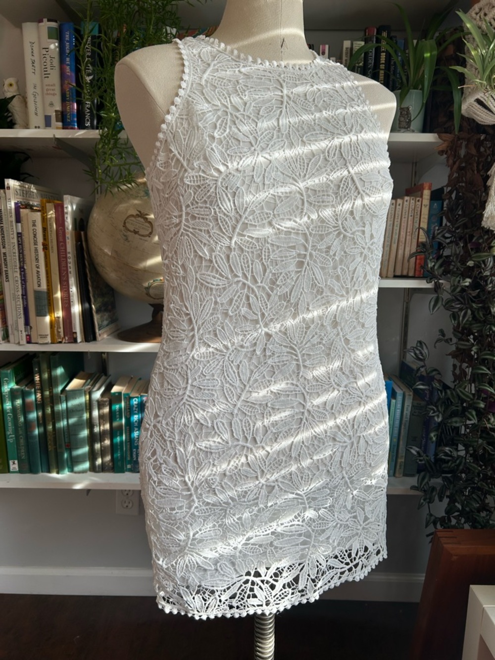Sleeveless White Lace Mini Dress - Classic Floral Shift